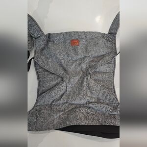 Happy Baby Revolution Carrier in Charcoal